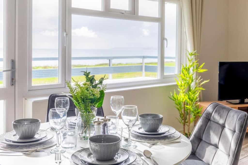 Panoramic Sea View Apartment Sleeps 4-Free Parking Bournemouth Eksteriør bilde